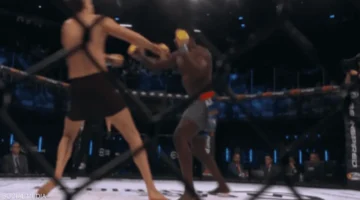 مواجهة مذهلة.. مصارع يسقط خصمه بأسرع ضربة قاضية تاريخية